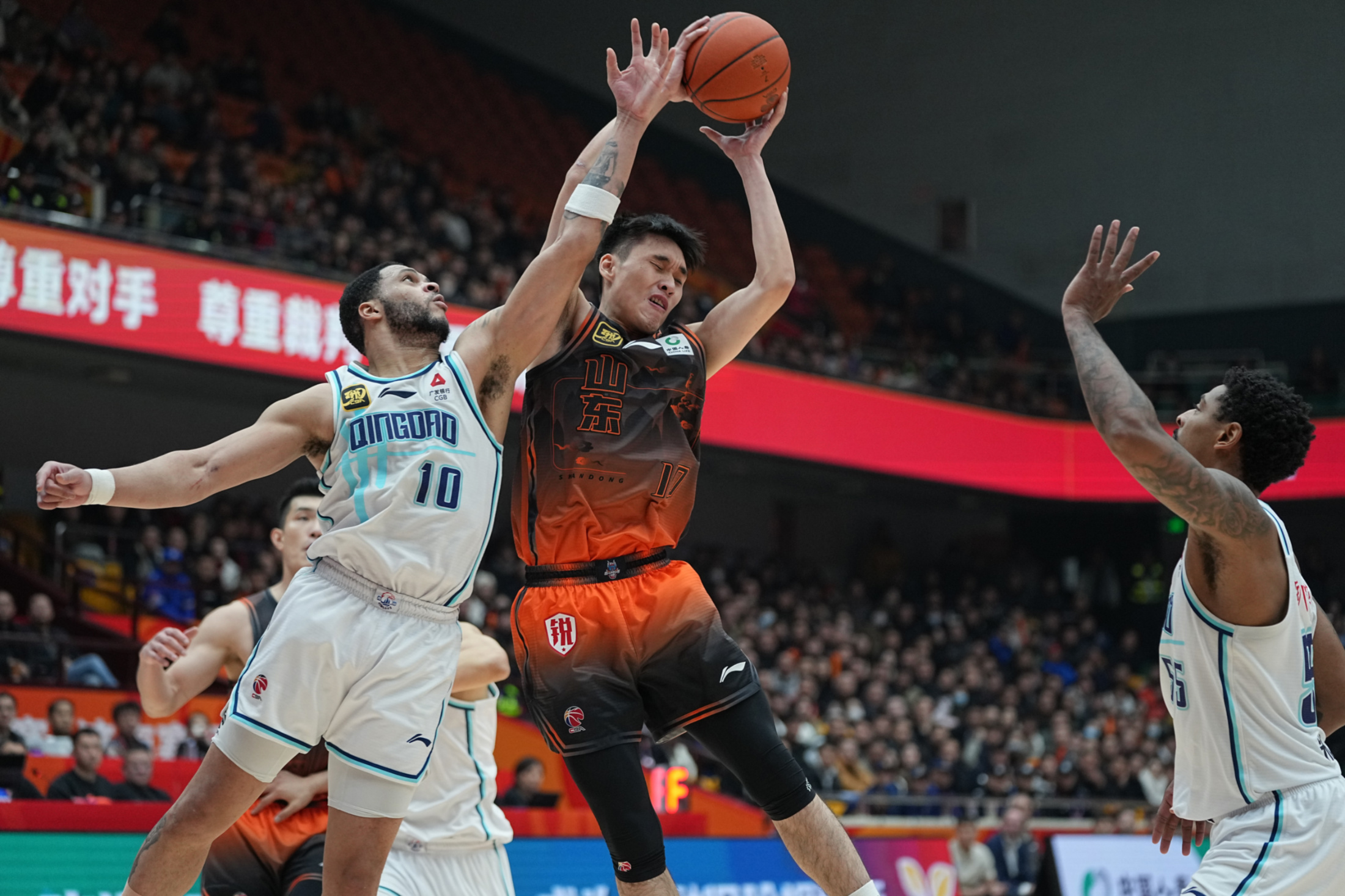 KAIYUN-赛地聚焦——CBA季后赛今夜热度飙升，金州勇士造点机会，话题不断，团队化学反应显著的简单介绍